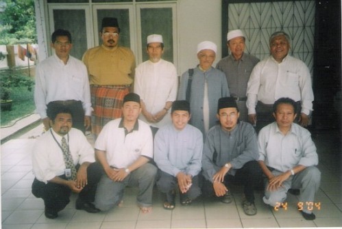 Bergambar kenangan bersama Prof Dr Hj Uthman Muhammady ketika bersilaturrahim kerumah 2004