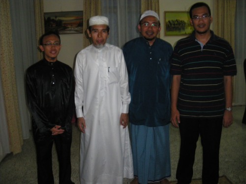 Bergambar kenangan dgn Doktor Farid Mohd Shahrudin dan sdra Azril Mohd Amin sebelah kiri saya dan sdra. Afham sebelah kanan saya ketika mereka bersilaturrahim ke rumah saya bulan Mac 09.