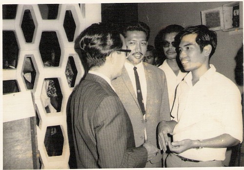 Mantan Menteri Pelajaran Malaysia YAB Dato Hj Abdul Rahman Ya'akub sedang bercakap dgn saya ketika beliau melawat Kaherah dalam tahun 70an. Gambar tengah Ust Haji Ismail Abd Halim,Mantan Pengarah Kusza Trengganu