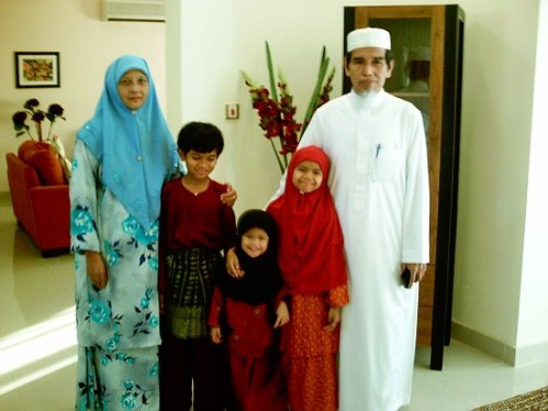 Bergambar bersama-sama dgn tiga orang cucu;Mohd Irfan,Nur Adilah dan siti Sarah Amirah ketika berada di Doha Qatar 12 Dec07-3 Jan 09