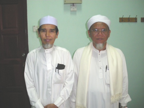 Bertemu semula dgn Sheikh Ahmad Fahmi ZamZam pada 10 May 09 ketika beliau menyampaikan kulliah di Masjid Alfalah USJ setelah berpisah 20 tahun yang lampau.